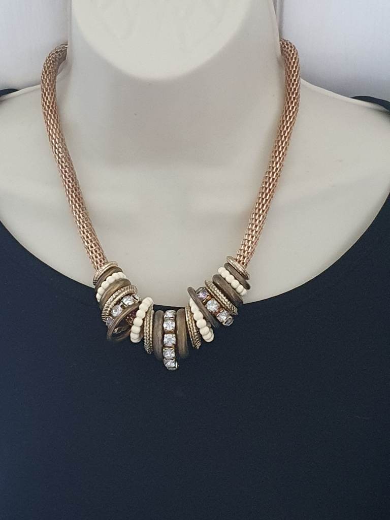 No label gold colour metal necklace