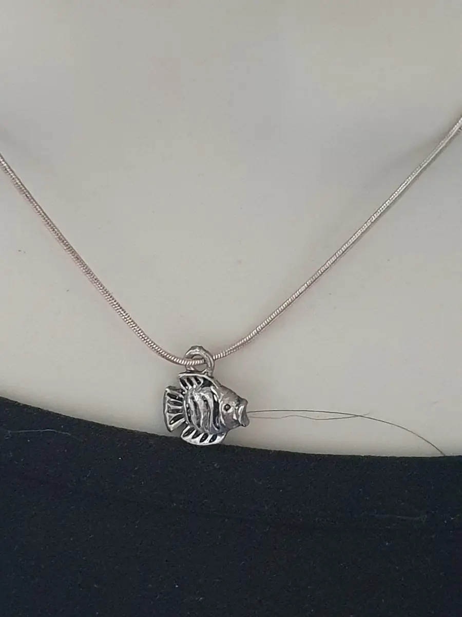 No label.925 fish design silver colour necklace