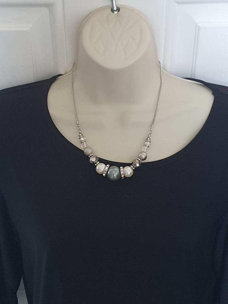 No label silver and grey beaded  necklace