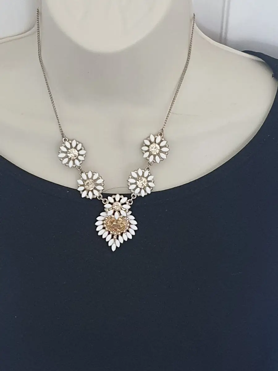 No label white and gold colour  necklace