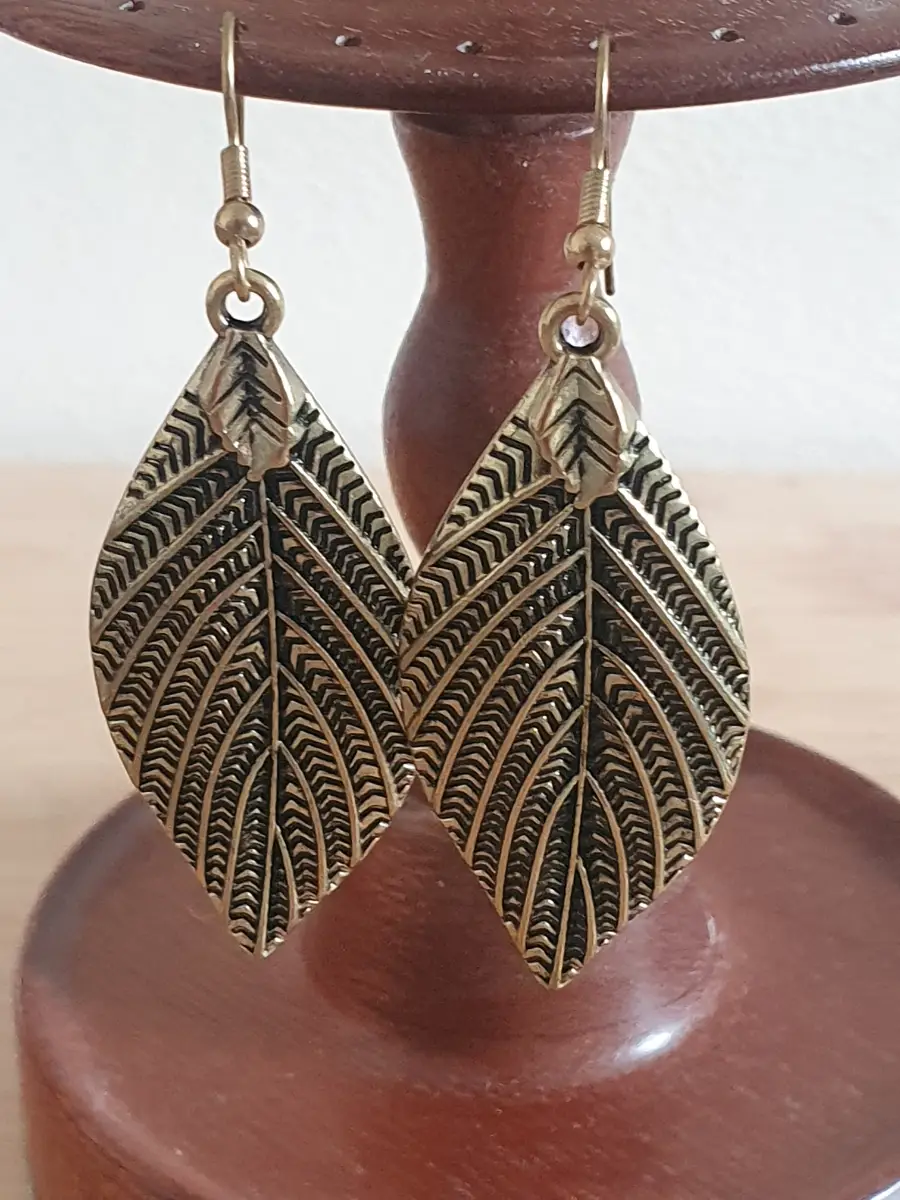No label gold colour leaf earrings