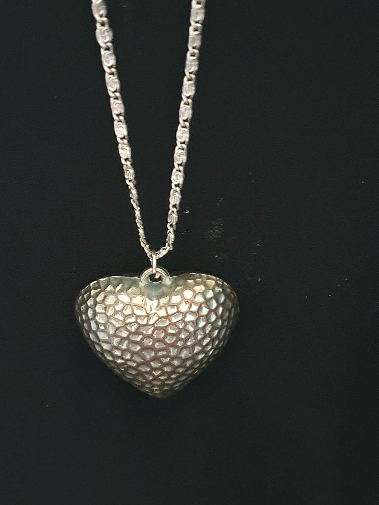 No label gold heart pendant and silver colour long necklace