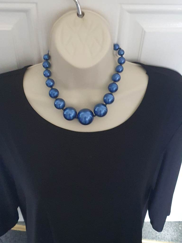 No label blue pearl beaded necklace