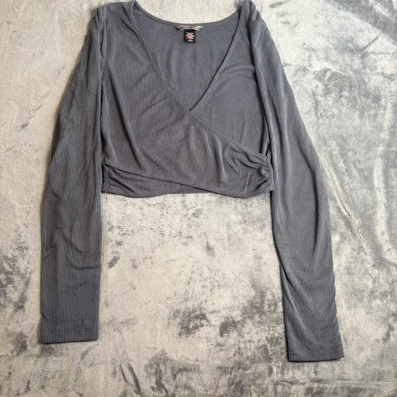 Victoria’s Secret Grey Ribbed Wrap Crop Top Size M Long Sleeve Stretch Y2K