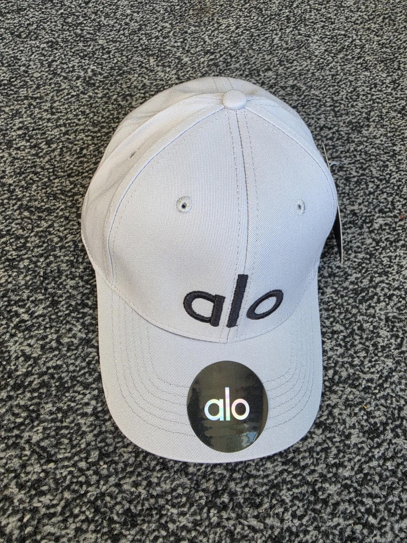 Alo Yoga white cap with black logo #aloyoga #athleisure