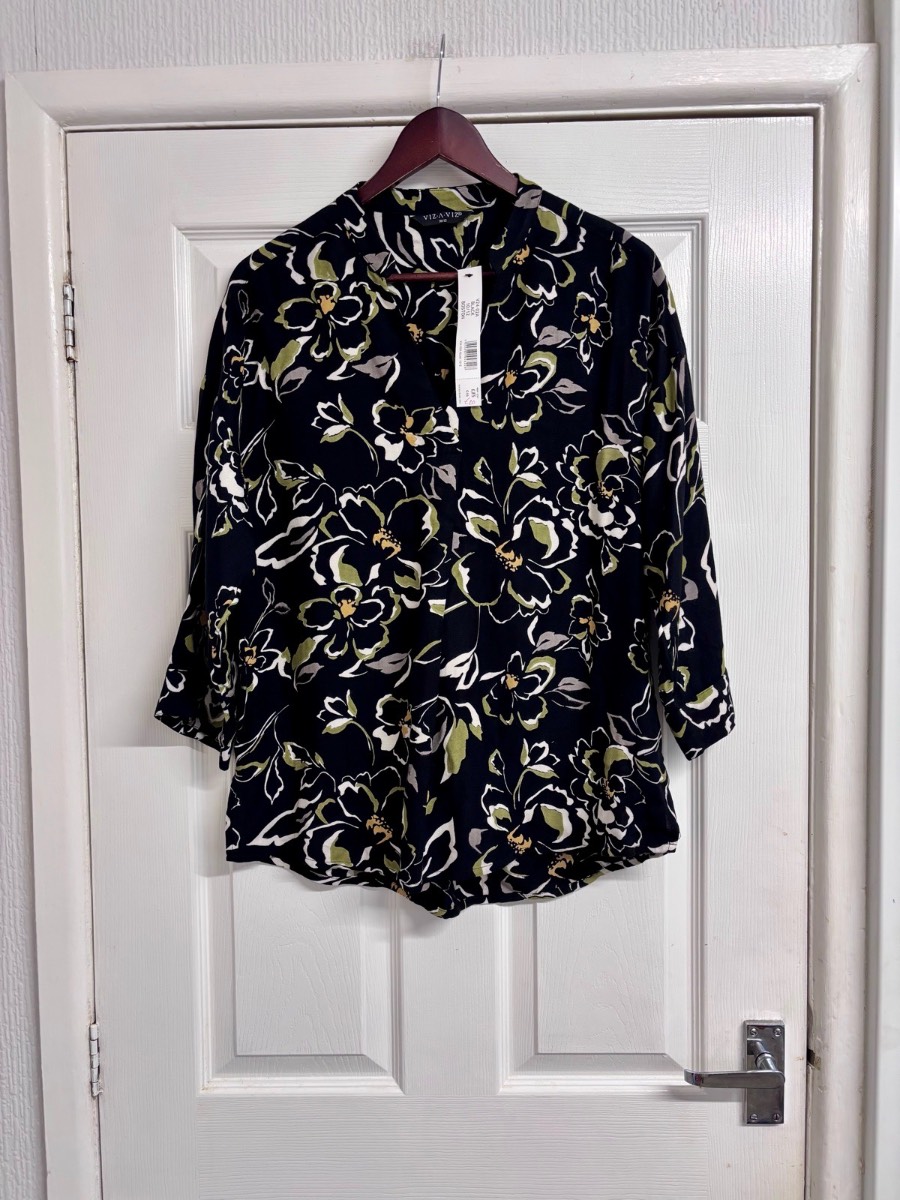 VIZ-A-VIZ Black Floral Tunic Blouse Top Size 10/12 BNWT Notch Neck 3/4 Sleeve