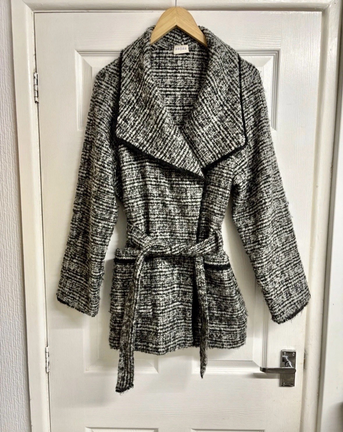 Brora Virgin Wool Black & White Bouclé Wrap Jacket UK 12-14