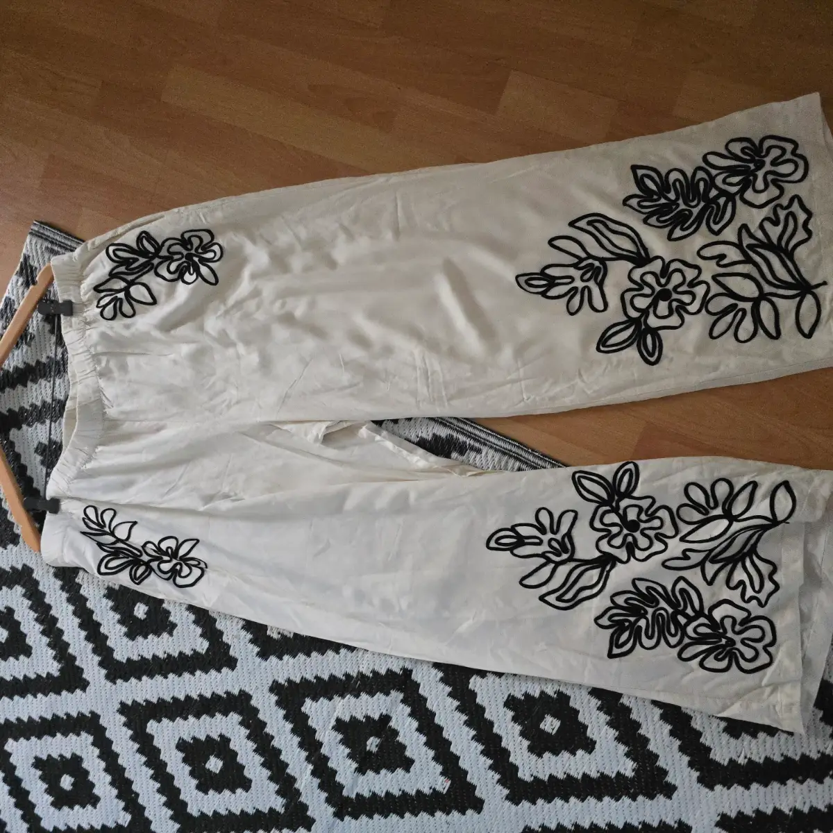 BMWT wide leg elasticated waist summer embroidered trousers size 22