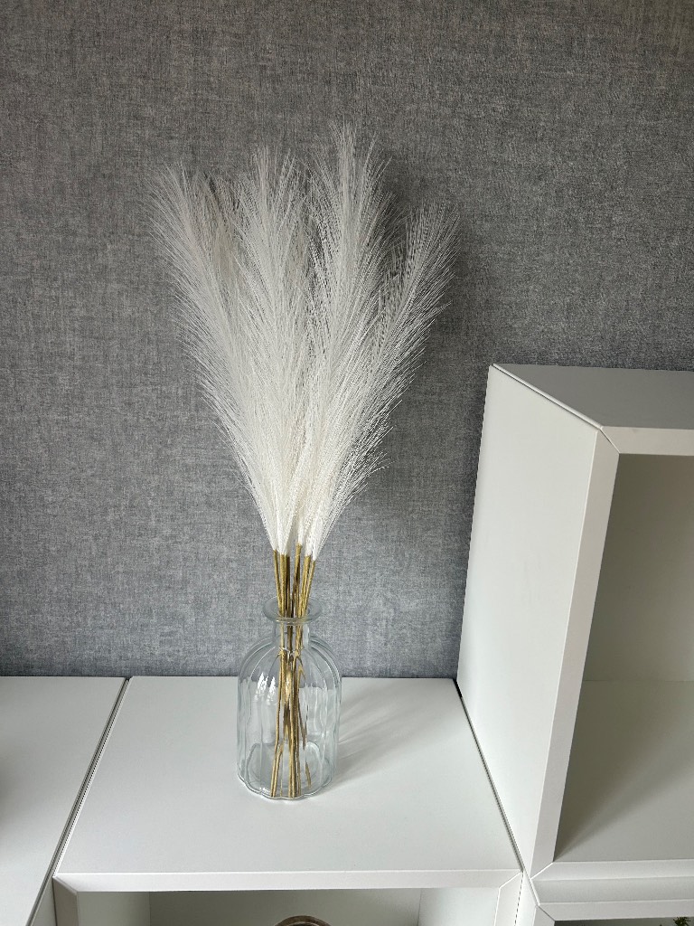 White Faux Pampas Grass Stems – Brand New – 55cm.