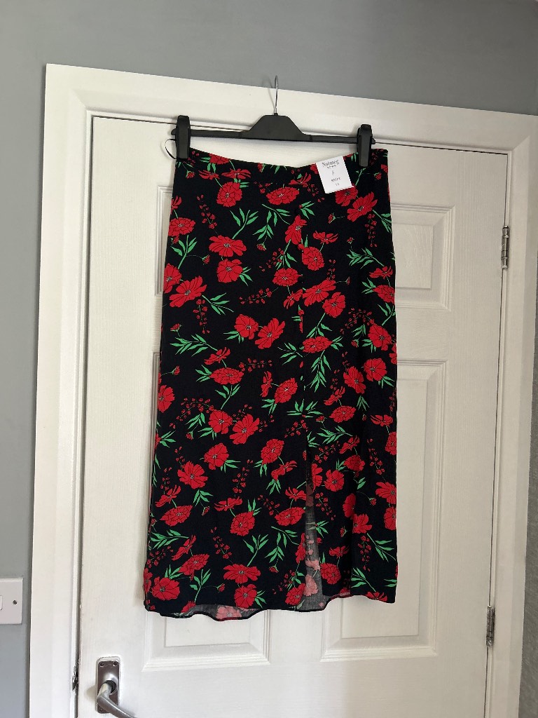 🌹 Black Floral Midi Skirt | Red Rose Print | Size 14 | Very Good Condition 🌹