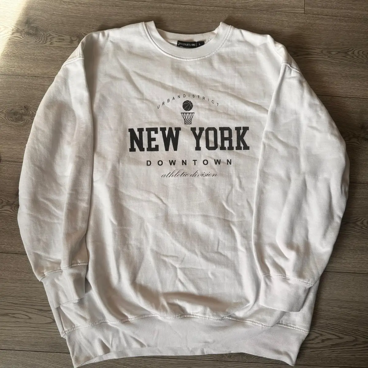 PrettyLittleThing New York Graphic Sweatshirt – Size L – White / Cream