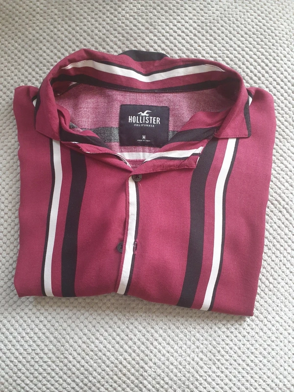 Hollister Men's Burgundy Striped Shirt Size Medium – Short Sleeve