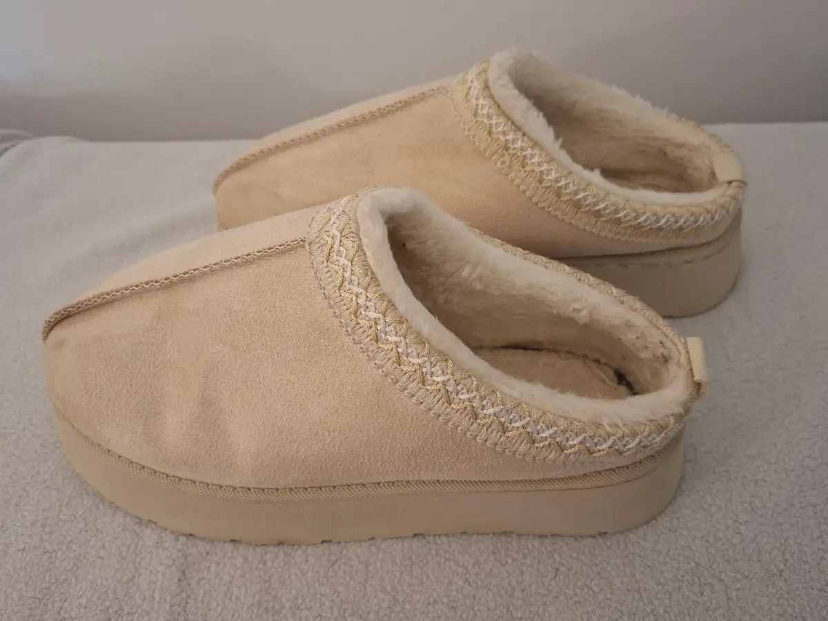 Faux Suede/Fur Lined Slippers Cream/Beige EU43 Unknown Label