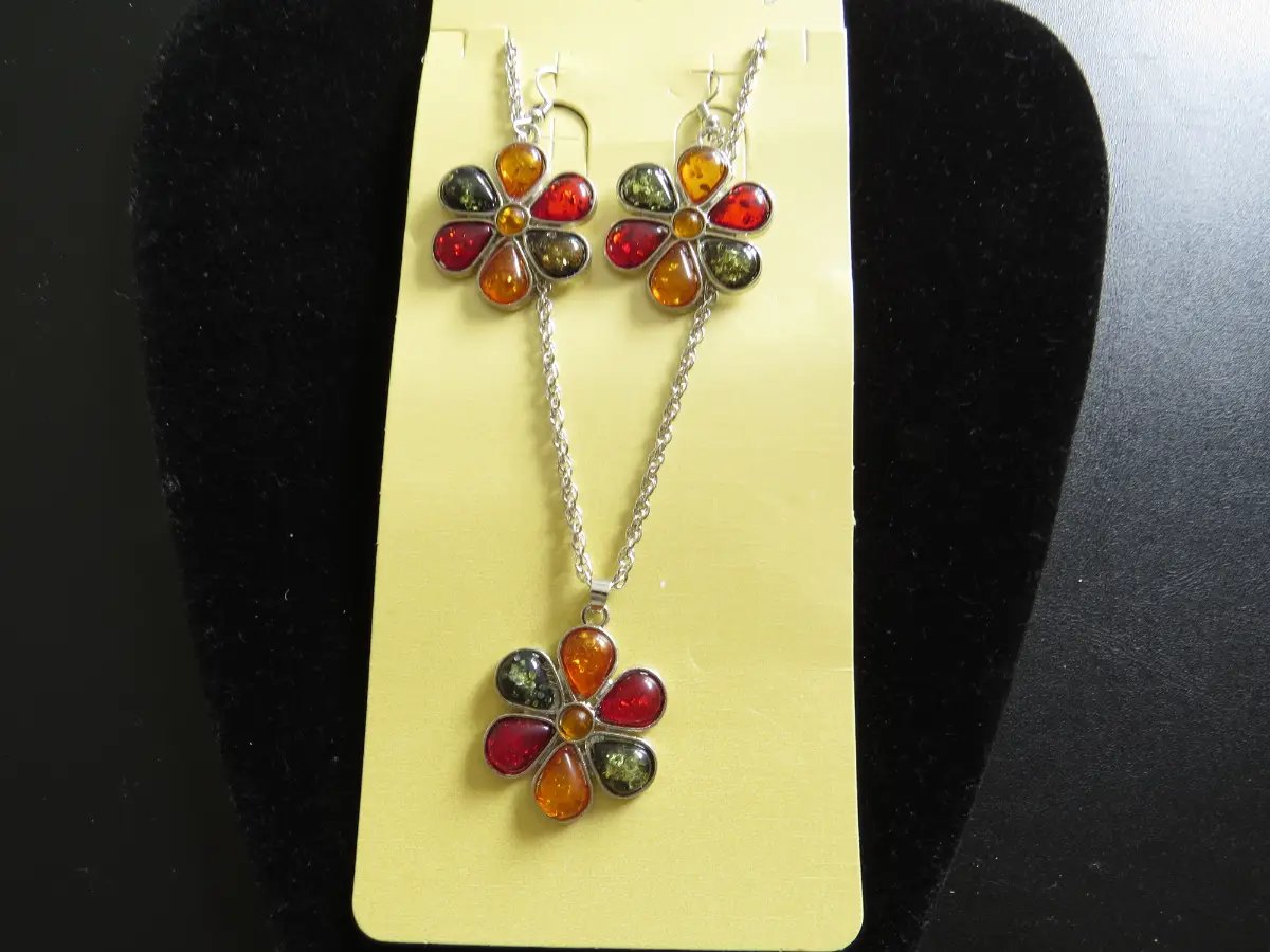 classic style flower alloy inlay resin Necklace and matching earrings
