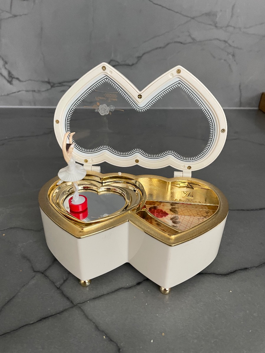 Stunning double heart music box with dancing ballerina plays Beethoven