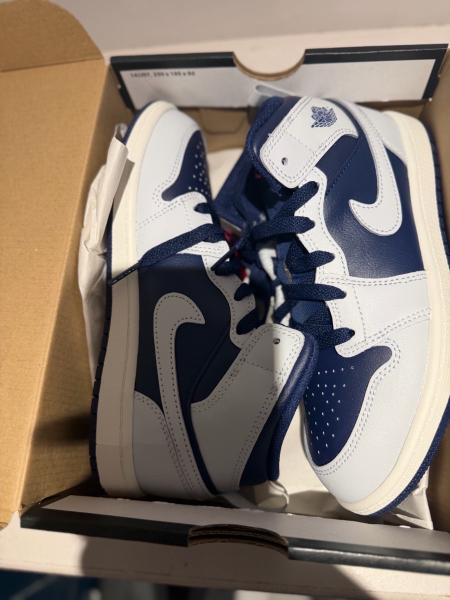 Jordan 1 mid blue/void blue size junior 2.5