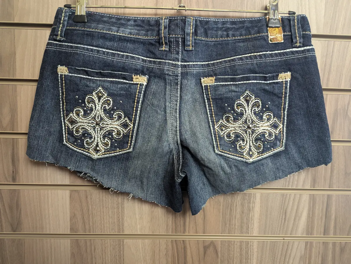 Maurices Hotpants Bling Shorts Low Rise Rhinestone Boho Denim W 36" L3" H13" R8"