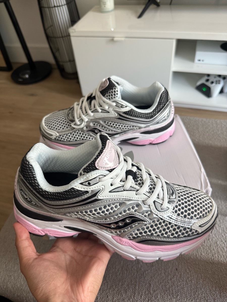 Saucony Omni 9 pink and silver Trainers