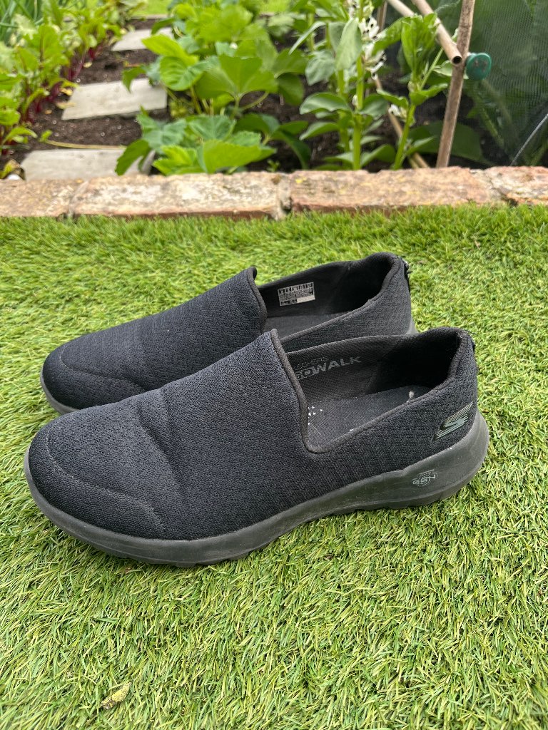 Skechers slip in trainers / women’s shoes / clothing / black / size 5