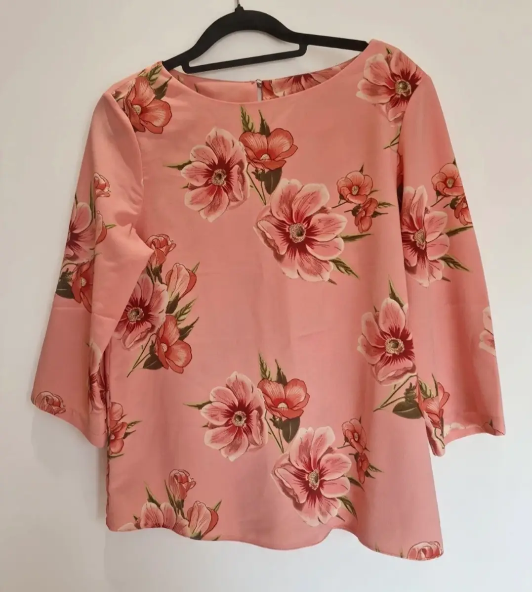 Dorothy Perkins Pink blouse floral design little button closure at back size 12
