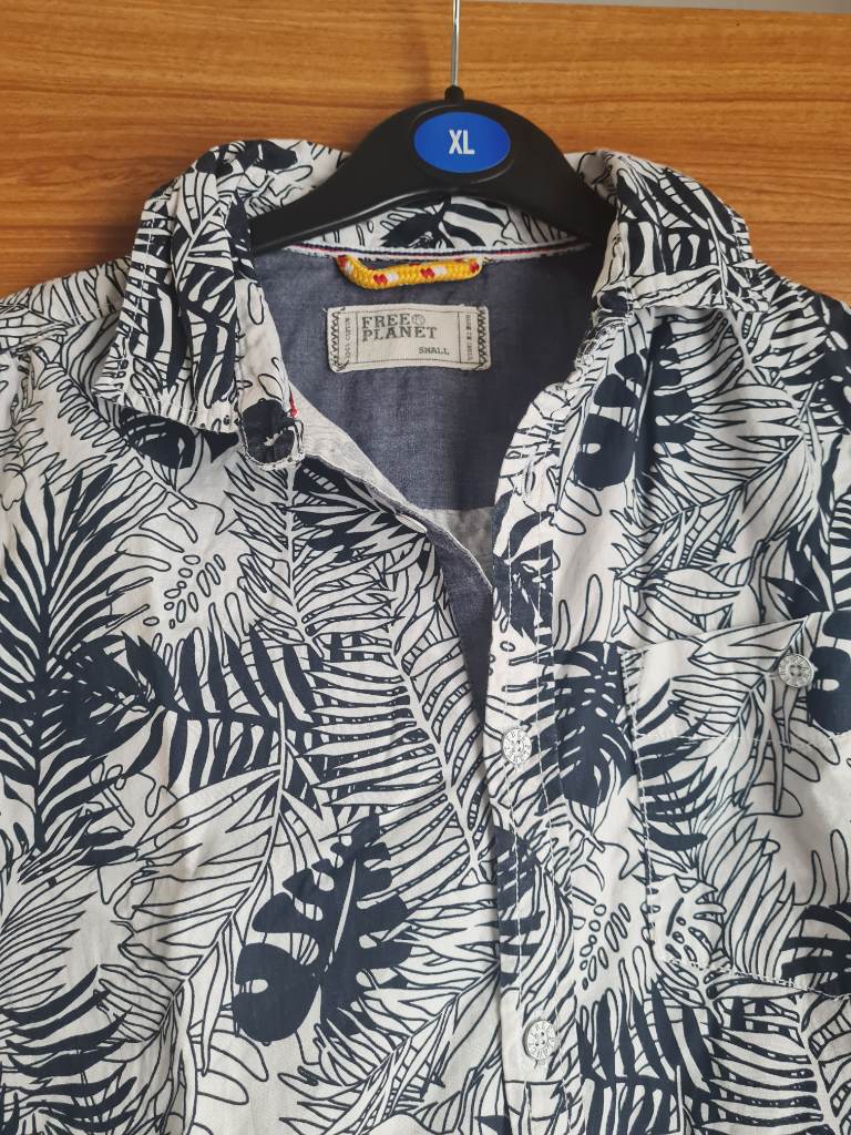 Free Planet Tropical Leaf Print Short Sleeve Shirt Cotton Small