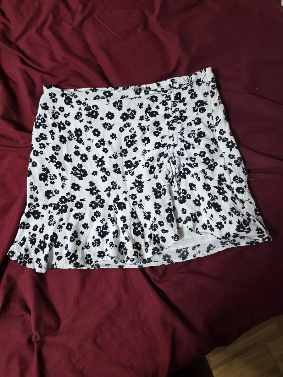 Adorable Black and White Floral Ruched Skirt - Bershka Size Medium 10-12