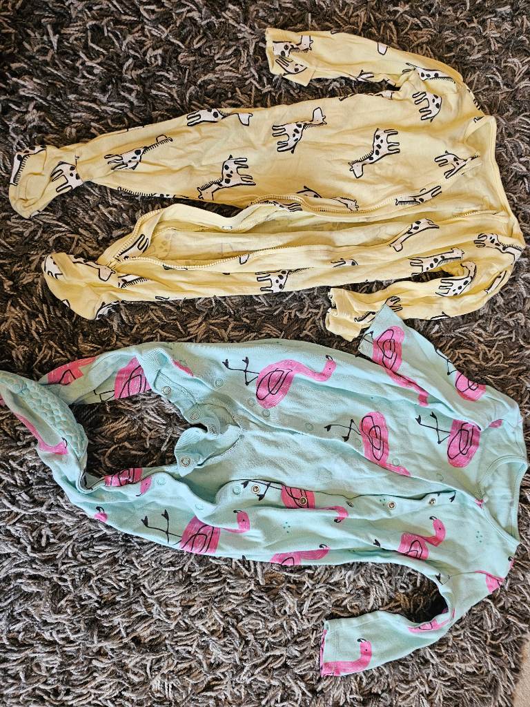 2 sizes body suits baby 6-9/ 9-12 months