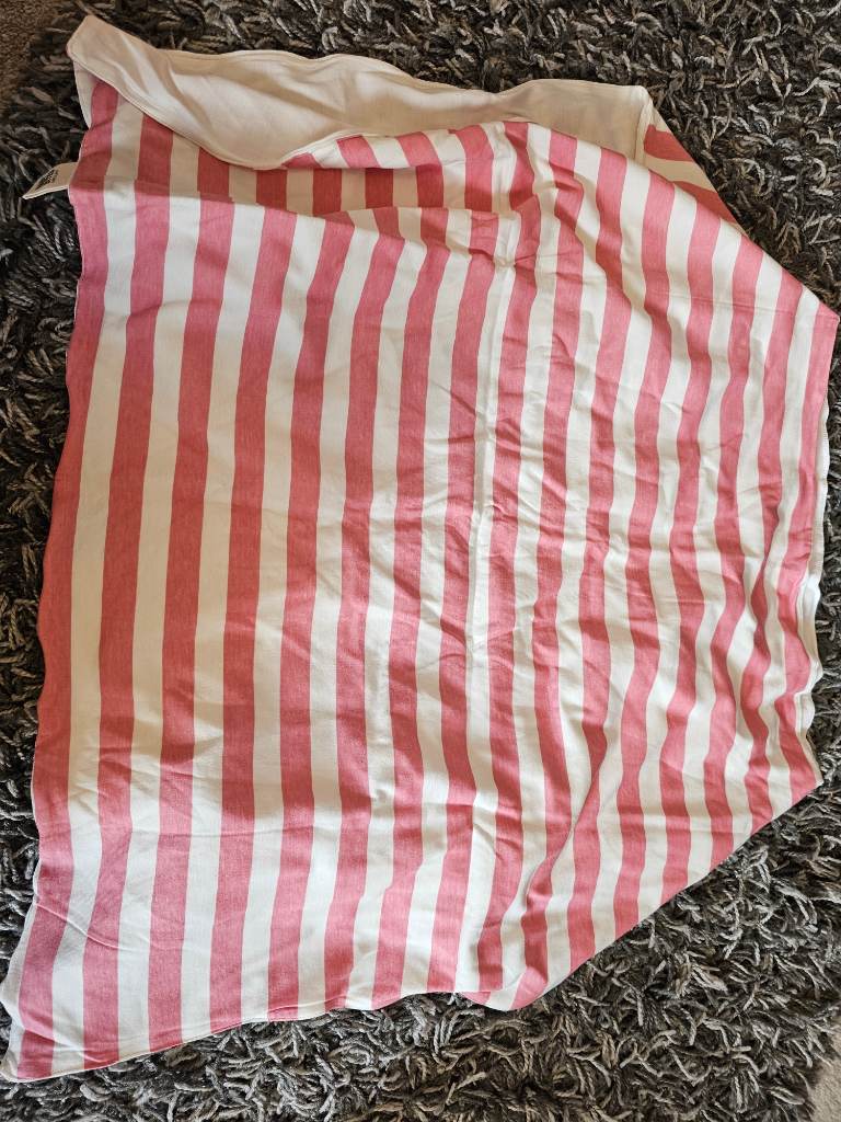 Baby bites Barcelona breastfeeding cover up
