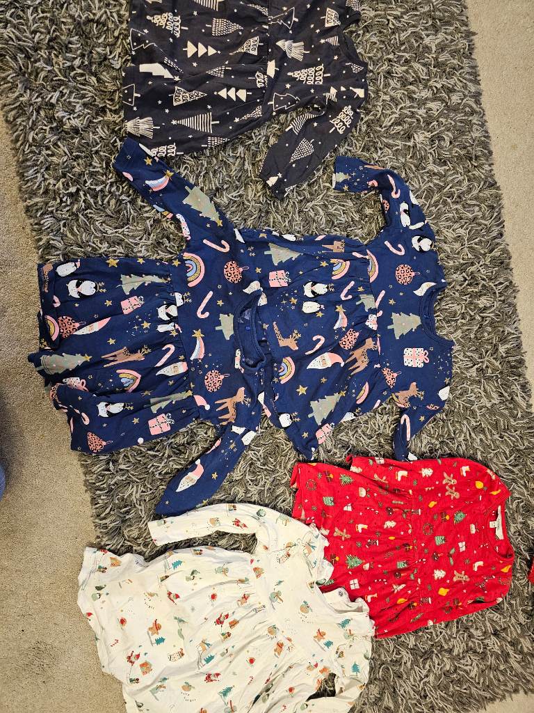 Job lot Christmas dresses 12-18 months  x5