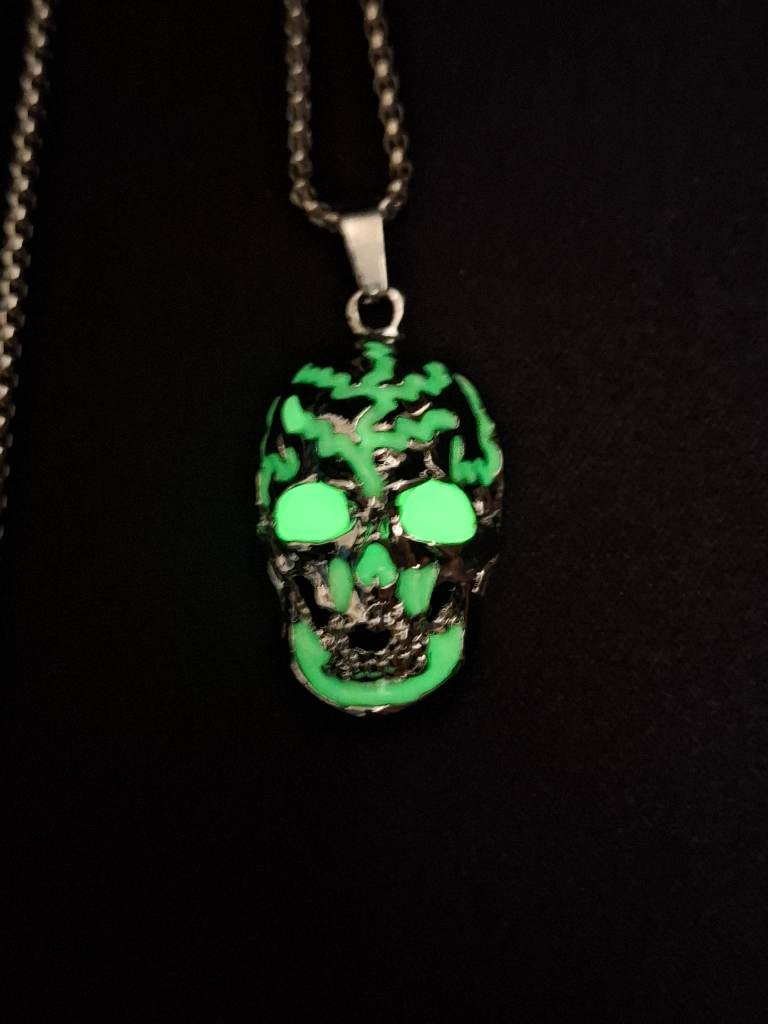 Green Skull Glow in the dark luminous pendant necklace