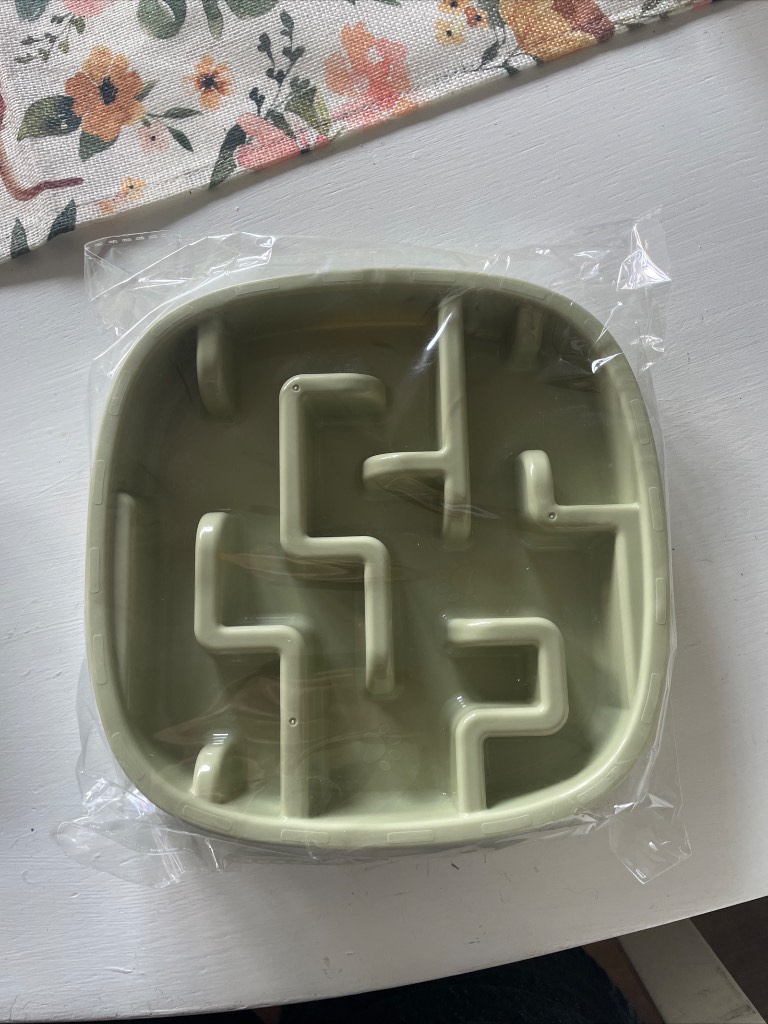 Slow feeding pet bowl - NEW - medium square