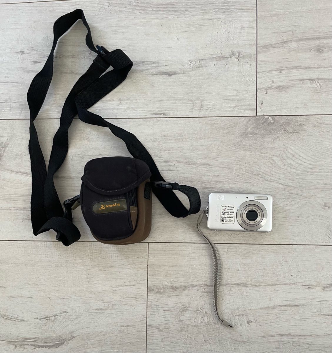 HP Photosmart R742 Compact Digital Camera with Case 7.0 mega pixel