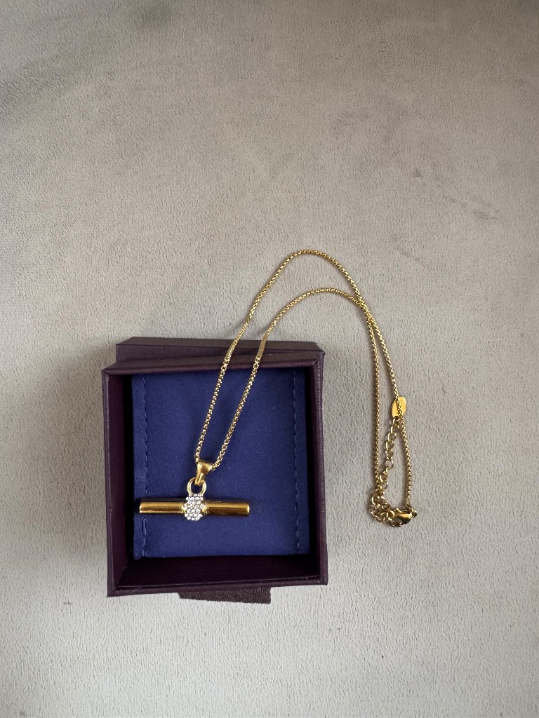 T bar necklace in 18 carat gold plate. Gorgeous piece