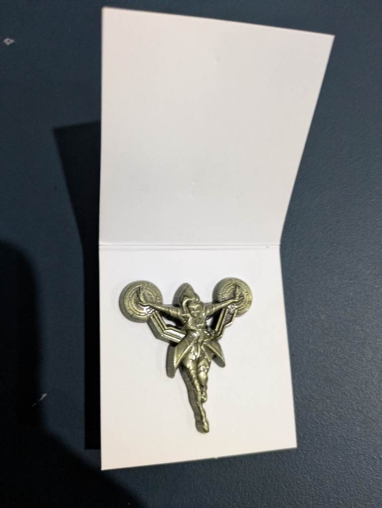Gold Sombra pin