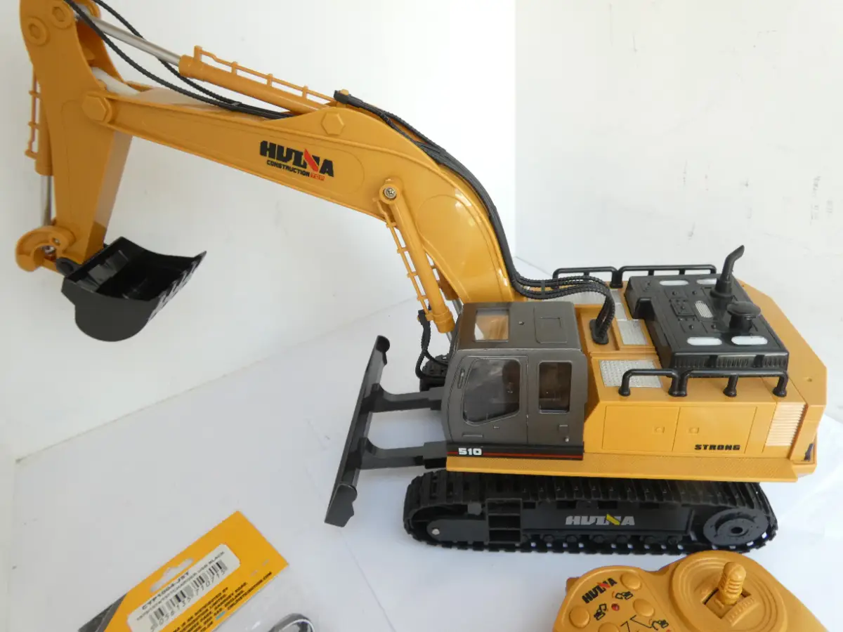 Huina 510 Excavator, 11 channel remote control (Only used for testing)