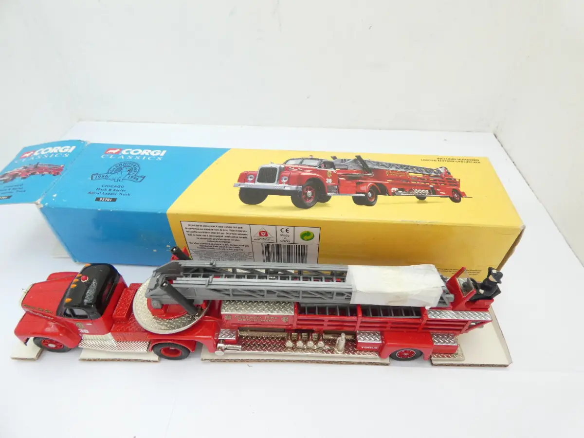 Corgo classic (52701) Chicago Mack B Series Aerial Ladder truck
