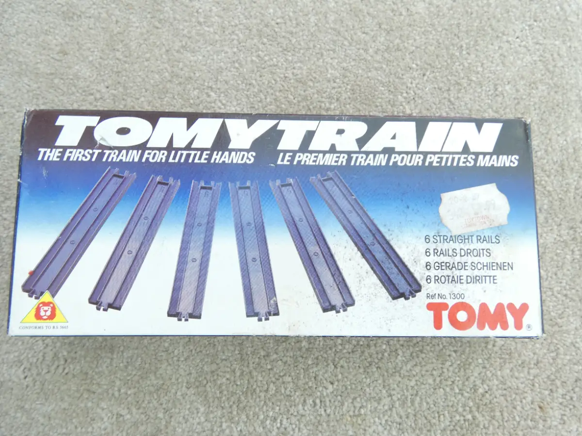 Vintage Tomy train 6 straight rails in original box (dark blue)