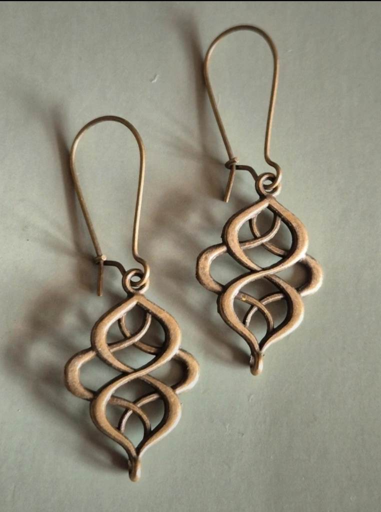 Women's vintage effect beautiful drop earrings