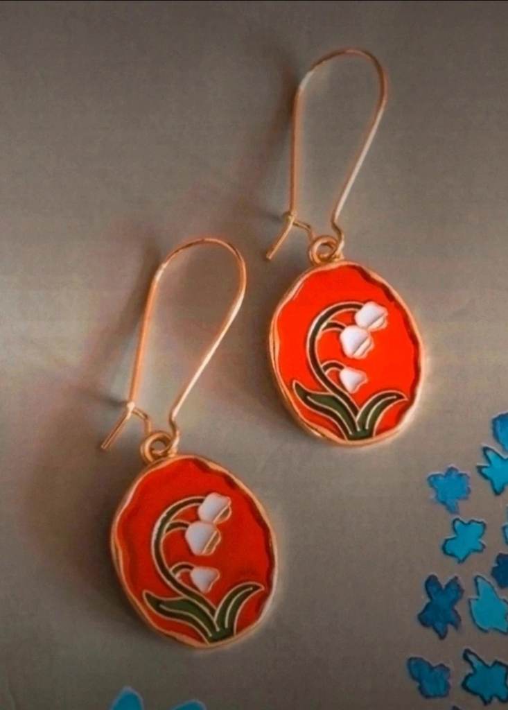 Stunning women's drop earrings with white flowers
