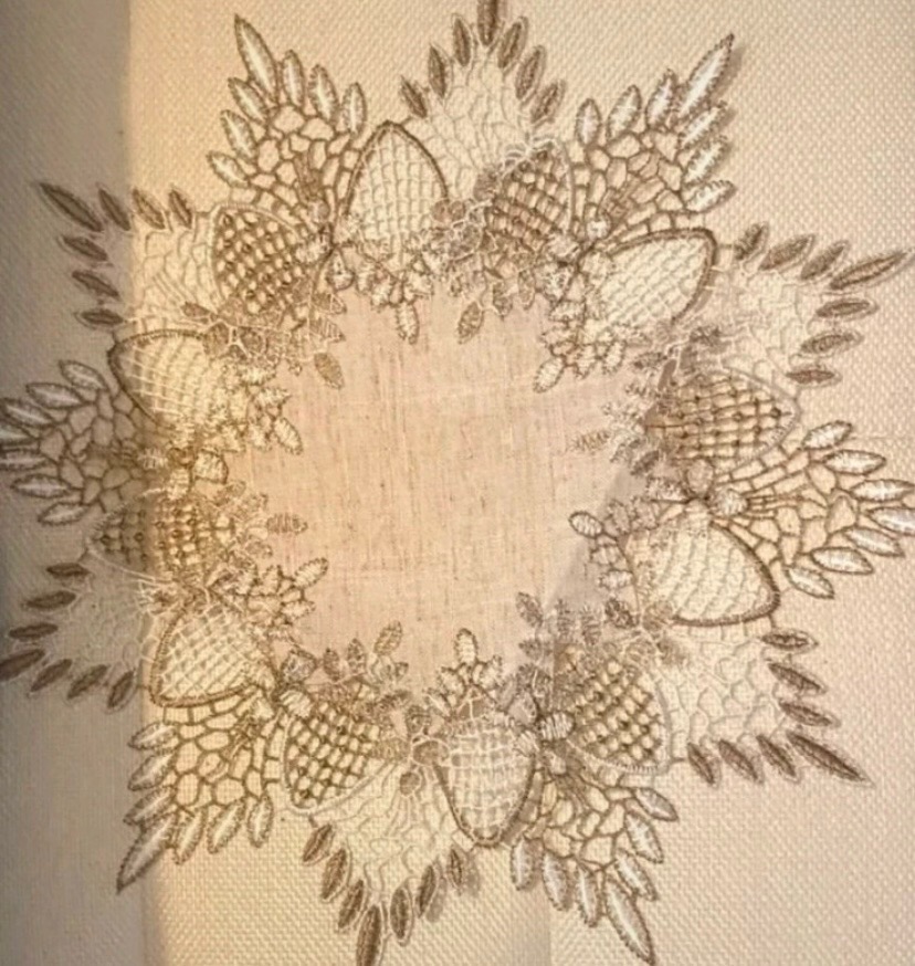 Small Vintage style beige star table mat