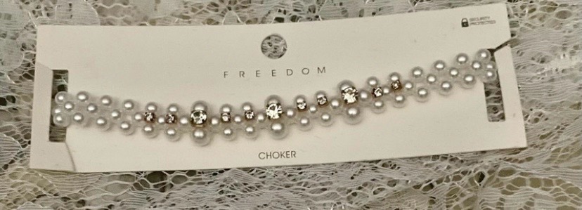 Freedom faux Pearl choker new