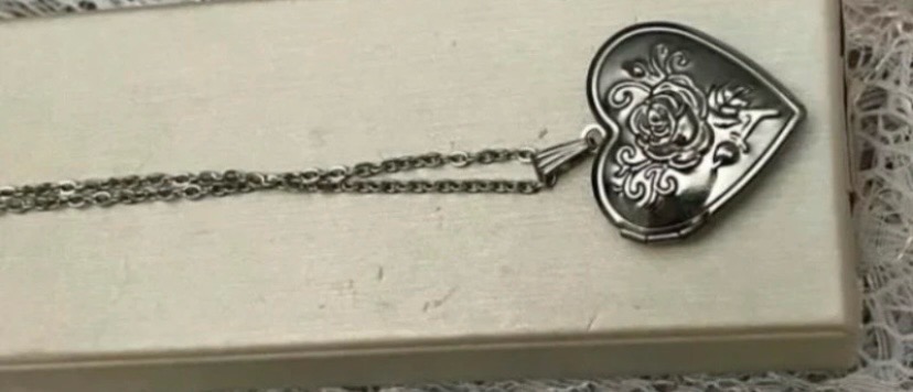 Vintage style heart locket necklace