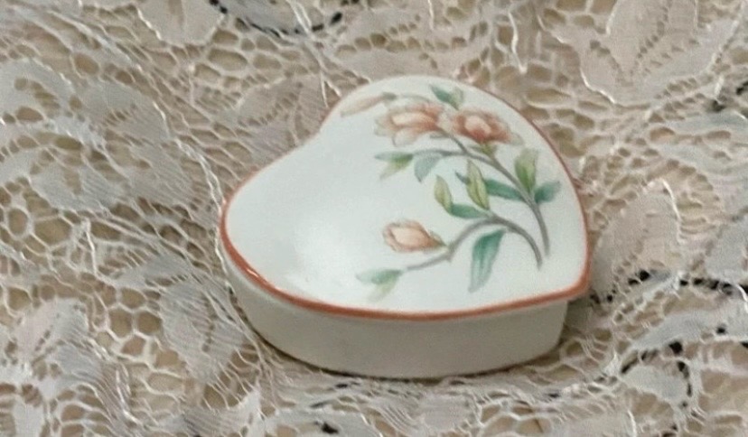 Vintage Wedgwood mini heart trinket