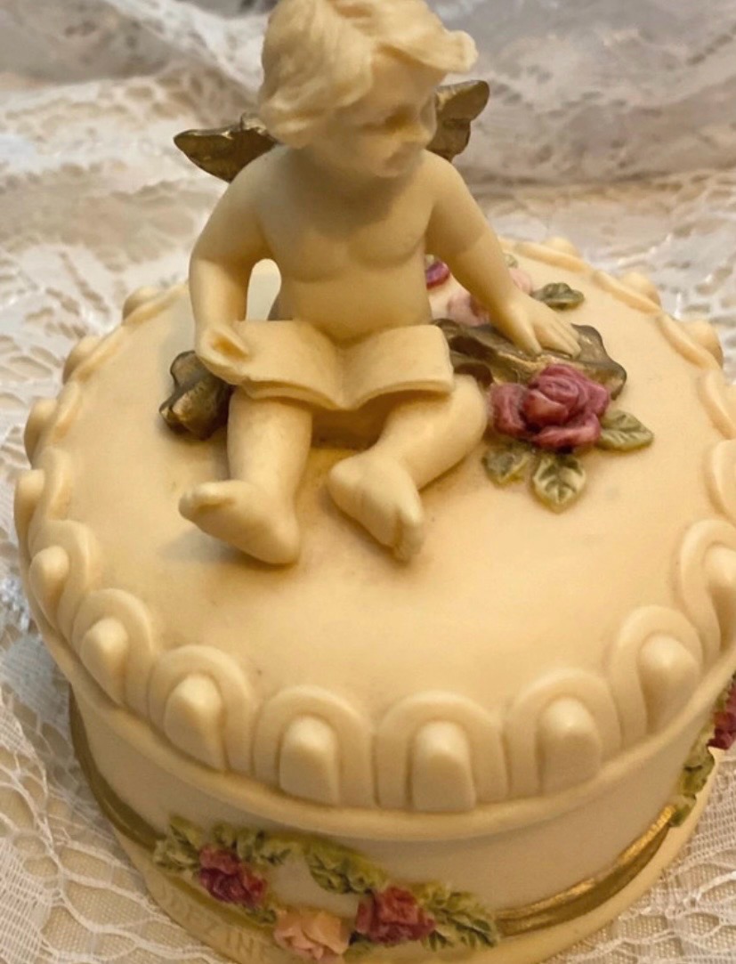 Vintage dezine cream floral/cherub/ribbon trinket