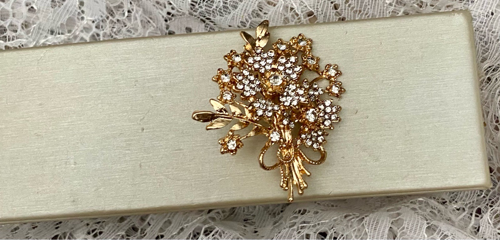 Vintage style flowers bouquet design brooch