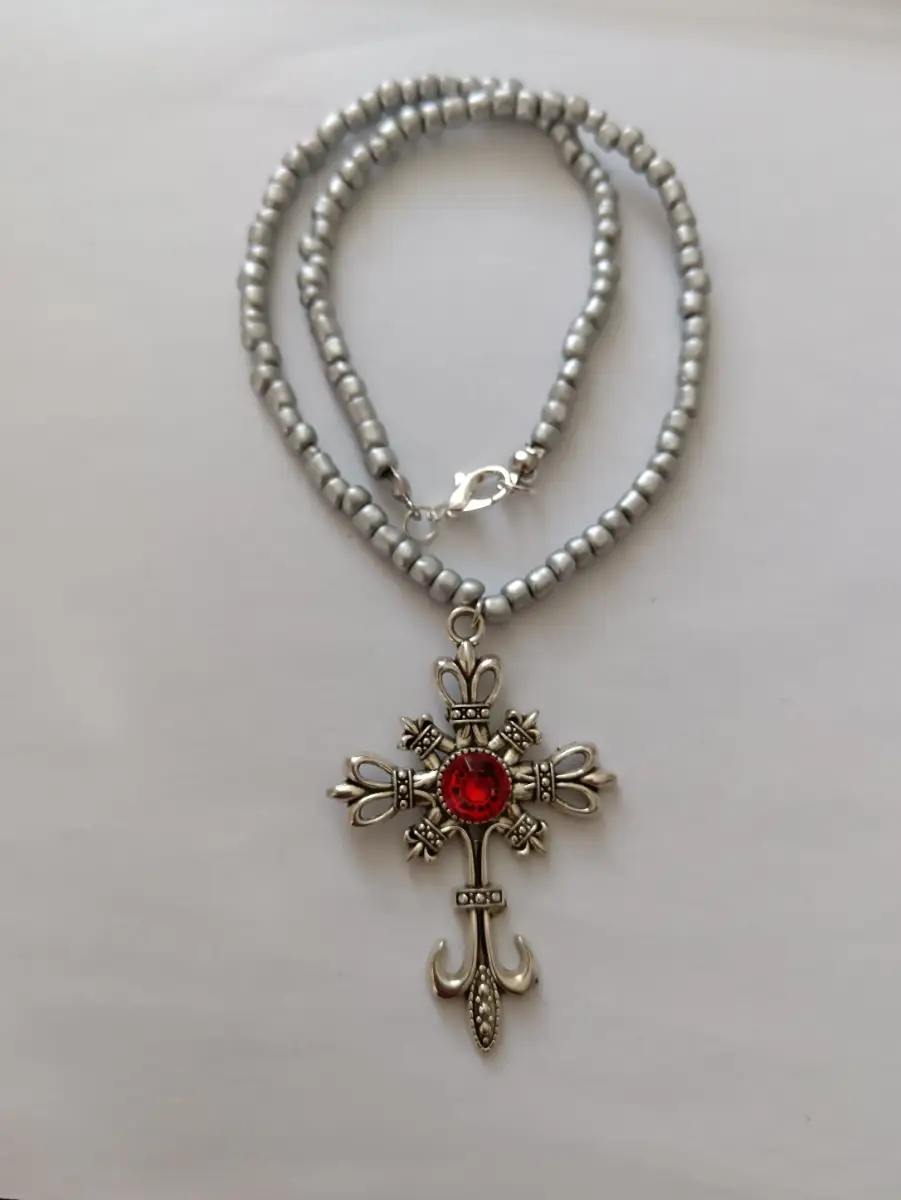 Crose pendant necklace