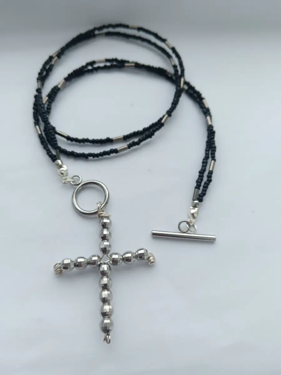 Cross pendant necklace