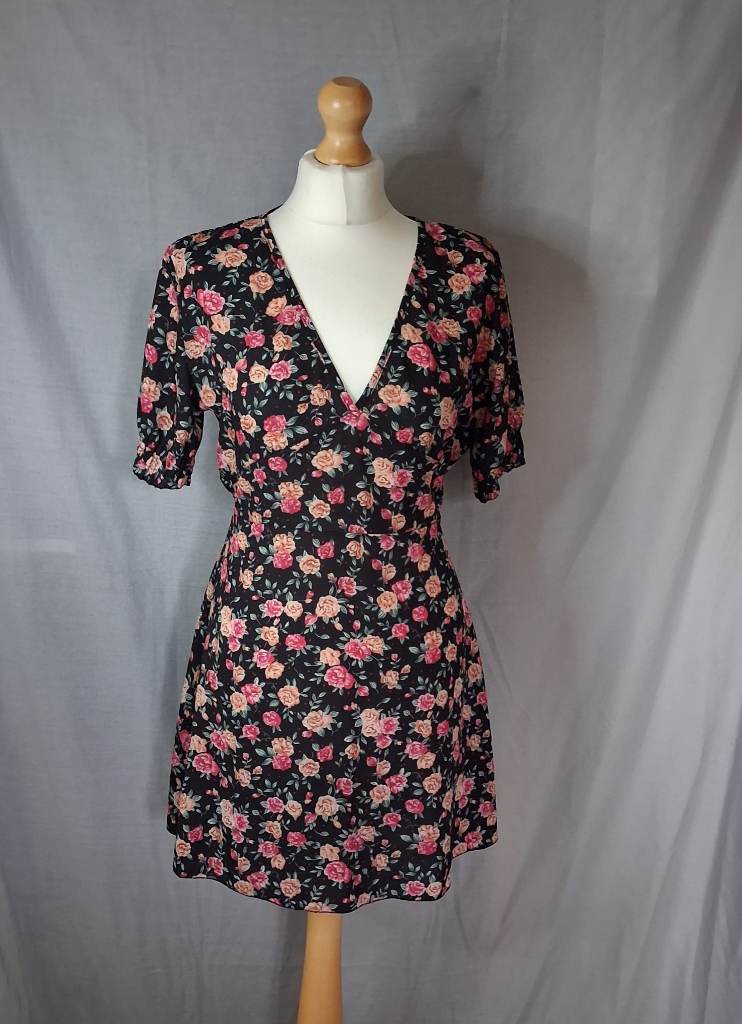 ​I Saw It First Black Floral V-Neck Mini Dress | Size 10