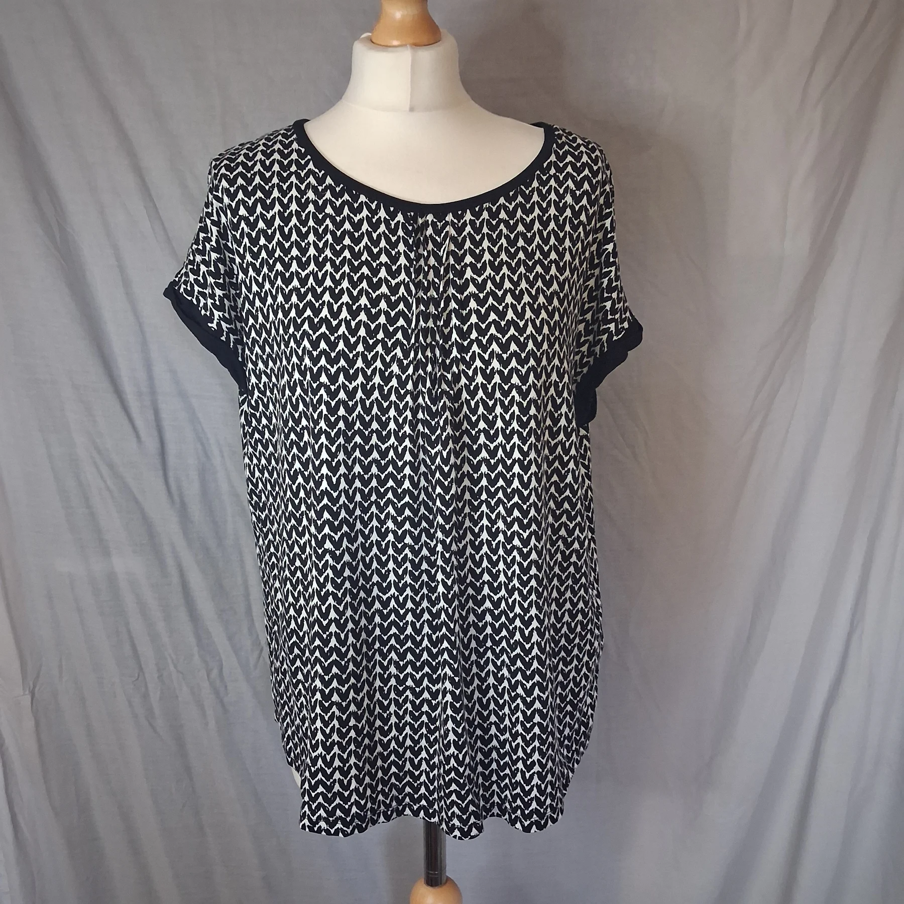 Tu Black & White Chevron Patterned Short Sleeve Top - Size 18