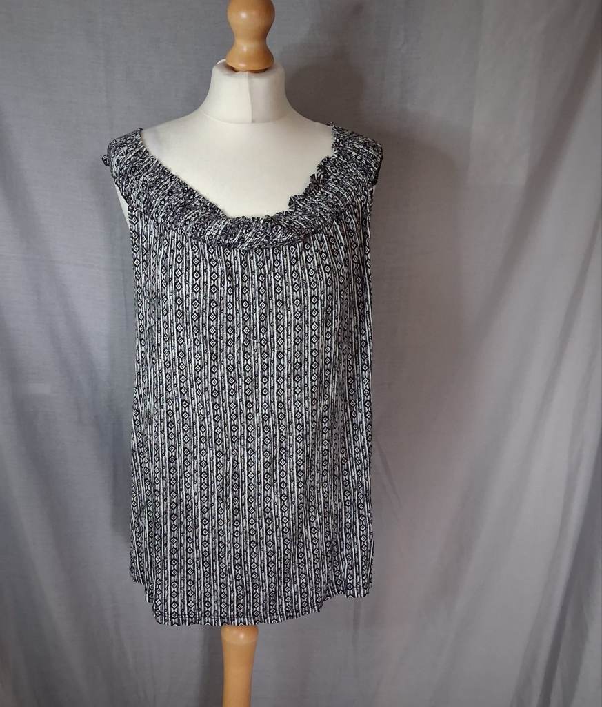 George Black & White Geometric Print Sleeveless Top (Size 16)